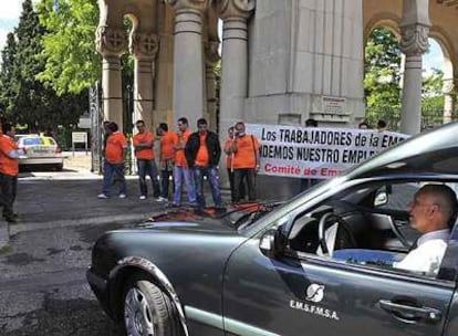 Protesta de los trabajadores de servicios funerarios ante el cementerio de la Almudena.