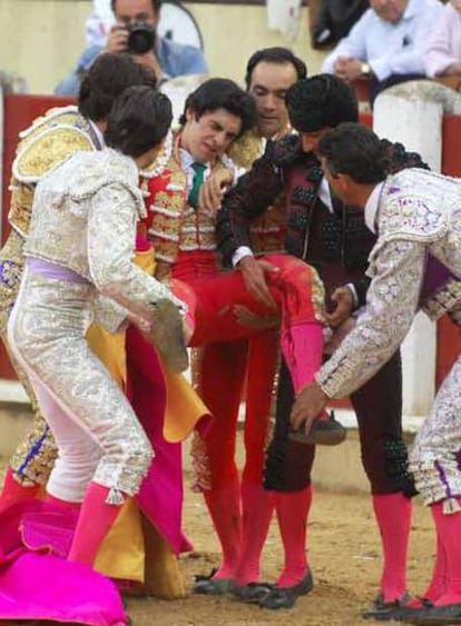 El diestro Alejandro Talavante es trasladado a la enfermería de la Plaza de Toros de Valladolid, tras ser cogido por el último toro de la Feria de San Pedro Regalado de Valladolid.