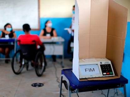 Eleitor aguarda para votar em Igarapé Mirim, no Pará, neste domingo.