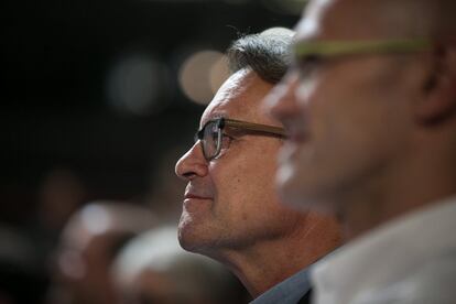 Artur Mas (I) junto a Raul Romeva (D), en el acto de inicio de campana de la candidatura Junts pel Si. 