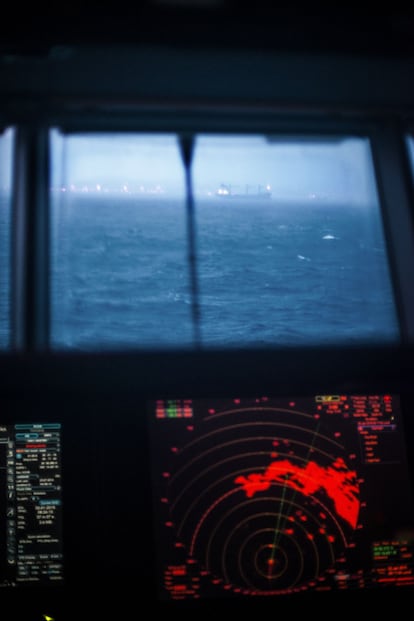 La costa de Ceuta, desde el puente de mando del barco rápido Ceuta Jet, que comunica en una hora Algeciras con Ceuta. Los días de fuerte temporal de Levante es imposible para estos barcos rápidos atravesar el Estrecho y Ceuta se queda incomunicada con España.