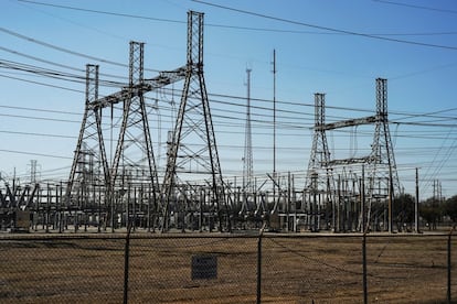 Una subestación eléctrica en Houston, Texas, afectada por las nevadas. La imagen es de este sábado 20 de enero.