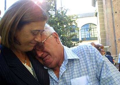 La diputada del PSOE Pilar Gómez Casero abraza a José Romero, ex trabajador de Altadis.