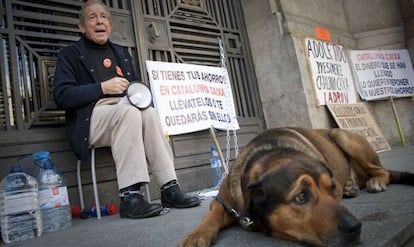 Ismael Lara, encadenado a la puerta de la sede de CatalunyaCaixa en la Via Laietana, en Barcelona.