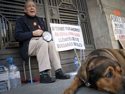 Ismael Lara, encadenado a la puerta de la sede de CatalunyaCaixa en la Via Laietana, en Barcelona.