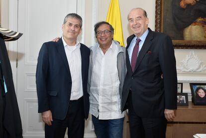 El embajador de Israel en Colombia, Gali Dagan, con Gustavo Petro y el canciller Álvaro Leyva, este jueves.