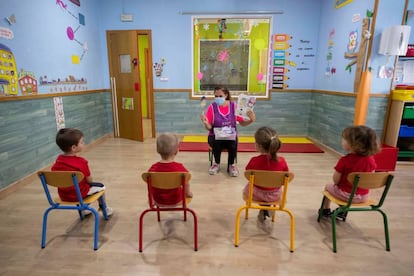 Una trabajadora del centro de educación infantil “Mi pequeña escuela”, en la pedanía murciana de La Alberca, cuenta un cuento a varios niños.