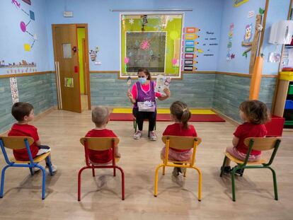 Una trabajadora del centro de educación infantil “Mi pequeña escuela”, en la pedanía murciana de La Alberca, cuenta un cuento a varios niños.