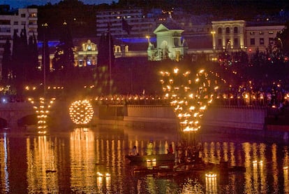 Madrid Río celebra por la noche la fiesta de San Isidro con un espectáculo visual con fuego.