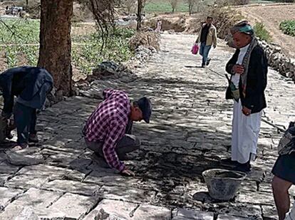 Varios vecinos reparan la carretera de Al Jabal, en Yemen.