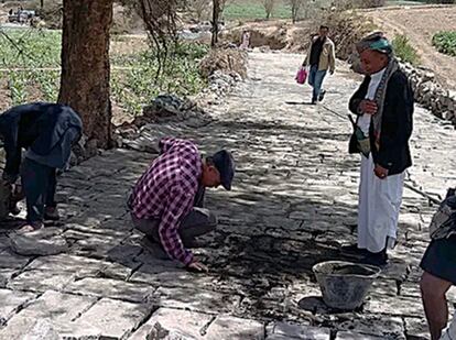 Varios vecinos reparan la carretera de Al Jabal, en Yemen.  