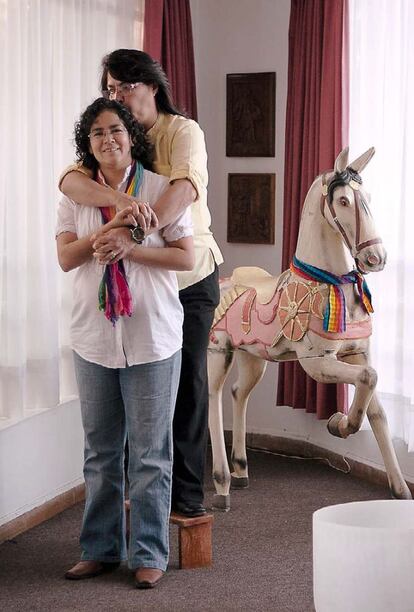 <p><b>México DF.</b> Cuando, hace ocho años, Lol Kin Castañeda llegó al hospital en ambulancia, inconsciente y acompañada de su pareja, Judith Vázquez, la clínica aguardó tres horas hasta que llegara el primer familiar reconocido. “Usted no puede firmar, ni tomar decisiones’, le dijeron”, relata Lol Kin, de 37 años. “En esos momentos, un minuto podía decidir mi vida, y no había nadie más cercano que ella para mí”, pero tampoco existía ningún papel legal que lo acreditara, porque el matrimonio homosexual aún estaba prohibido en México. La mujer recuerda “con dolor” la escena en su casa del Distrito Federal, la primera ciudad de América Latina que reconoció, en noviembre de 2009, los matrimonios entre personas del mismo sexo. Lol Kin y Judith fueron la primera pareja lesbiana que contrajo matrimonio en Latinoamérica, y en gran medida gracias al trabajo de ambas. Se conocieron en 2001, cuando Judith (teóloga, de 48 años) era coordinadora de una pastoral de la diversidad sexual. Meses antes de la aprobación del matrimonio homosexual en la capital, aún hoy la única entidad del país donde está regulado, Castañeda aceptó pelear por la causa en la Asamblea Legislativa. Unas 2.000 parejas se han casado desde entonces.</p><p>Texto: Paula Chouza</p>