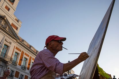 Antonio López trabajando en su cuadro de la Puerta del Sol de Madrid la semana pasada. 