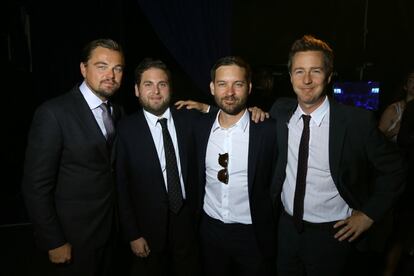 Leonardo DiCaprio fundó la fundación que lleva su nombre e 1998. El actor ha destinado ya un total de 59 millones a programas que buscan protegoer el medioambiente y luchar contra el cambio climático. De izquierda a derecha: DiCaprio junto a los actores Jonah Hill, Tobey Maguire y Edward Norton en la fiesta de ayer.