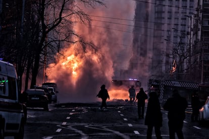 Incendio en un gasoducto, da?ado por la cada de fragmentos de un misil balstico ruso, este viernes.  