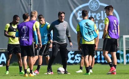 Eduardo Berizzo, técnico del Celta, se dirige a sus jugadores durante el último entrenamiento antes de recibir al Manchester United.