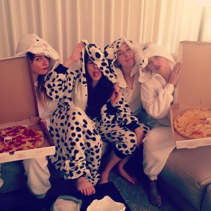 Taylor Swift, la cantante que más dinero ganó este año, también peca. En la imagen, ella junto a sus amigas Este, Danielle y Alana Haim posando con dos pizzas.