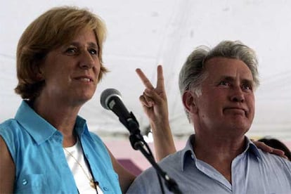 Cindy Sheehan, junto al actor Martin Sheen, a las afueras del rancho Crawford, en Tejas.