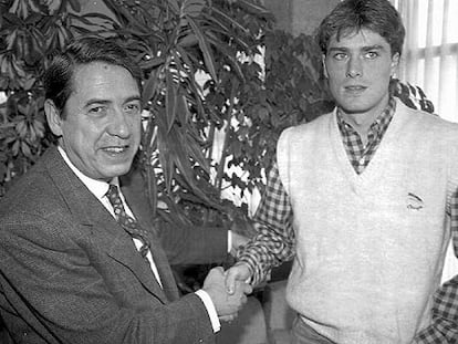 El ex presidente del Athletic José María Arrate estrecha la mano de Julen Guerrero en 1995.