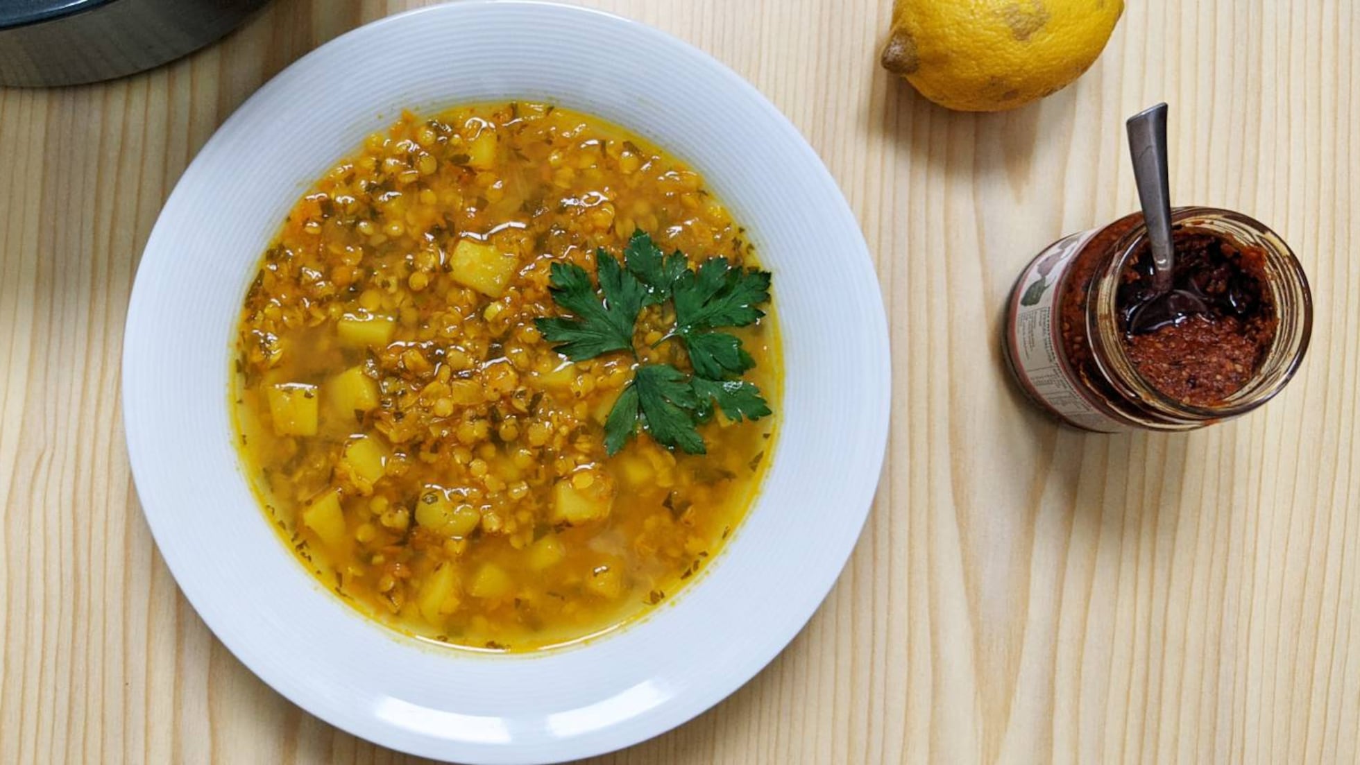 Sopa de lentejas rojas y verduras-image