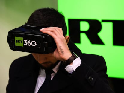 Un hombre prueba unas gafas de realidad virtual en el expositor de RT en una feria de Internet la semana pasada en Mosc&uacute;.
