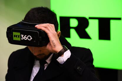 Un hombre prueba unas gafas de realidad virtual en el expositor de RT en una feria de Internet la semana pasada en Mosc&uacute;.