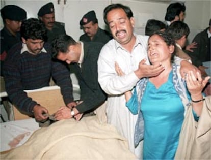 Familiares de una de las víctimas del ataque contra la mezquita de Rawalpindi