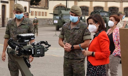 La ministra de Defensa, Margarita Robles, durante su visita este martes al Mando de Ingenieros del Ejército de Tierra, ubicado en Salamanca. 