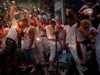 Mozos festejan los Sanfermines en las calles de Pamplona.