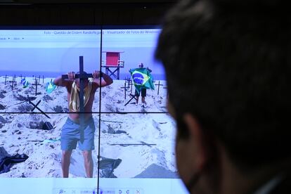 Tela exibe imagens de protesto na Praia de Copacabana em homenagem aos mortos por Covid-19, durante a CPI da Pandemia do último dia 7.