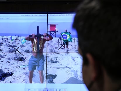 Tela exibe imagens de protesto na Praia de Copacabana em homenagem aos mortos por covid-19, durante a CPI da Pandemia do último dia 7.