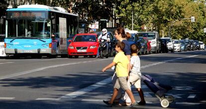 Varias personas cruzan la calle de Alcalá, en Madrid.