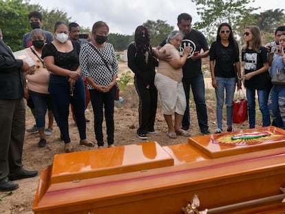 Amigos, colegas y familiares de la periodista Yesenia Mollinedo, asesinada el 9, asistían dos días después a su entierro en Minatitlán, en el Estado mexicano de Veracruz.
