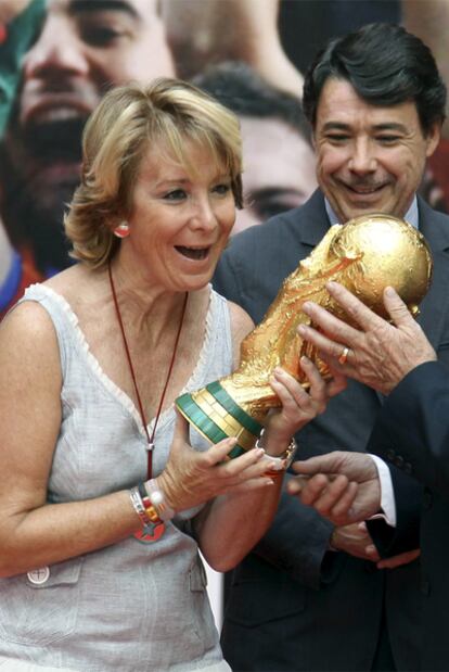 Esperanza Aguirre, con la Copa del Mundo.