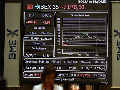 Una pantalla muestra el índice bursátil IBEX 35, en Madrid, el pasado 9 de marzo.