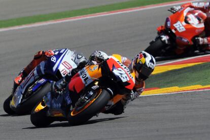 Pedrosa, por delante de Lorenzo, ayer durante el Gran Premio de Aragón.