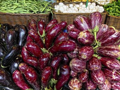 Albergínies de diferents varietats en una parada del Mercat de l'Olivar, a Mallorca. 