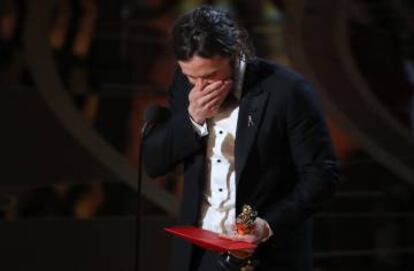 Casey Affleck se emociona al recoger el Oscar al mejor actor por 'Manchester frente al mar'.