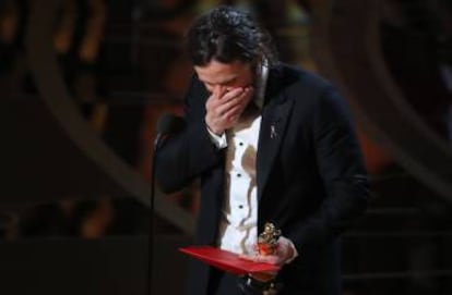 Casey Affleck se emociona al recoger el Oscar al mejor actor por 'Manchester frente al mar'.