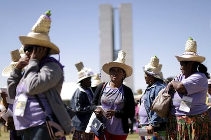 Manifestantes diante do Congresso.