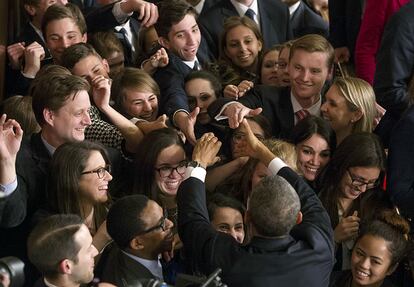 Obama, saluda a un grupo de jóvenes, antes de ofrecer su discurso sobre el Estado de la Unión en la Cámara de Representantes de los Estados Unidos en el Capitolio en Washington (EE UU).