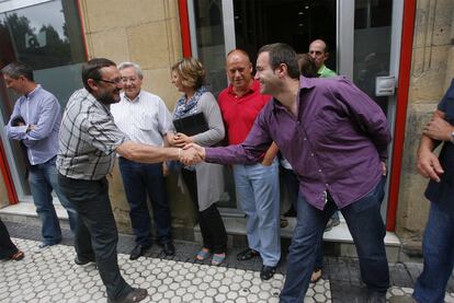 Txelui Moreno (a la izquierda) estrecha la mano de Jon Abril antes del inicio de la reunión en San Sebastián.