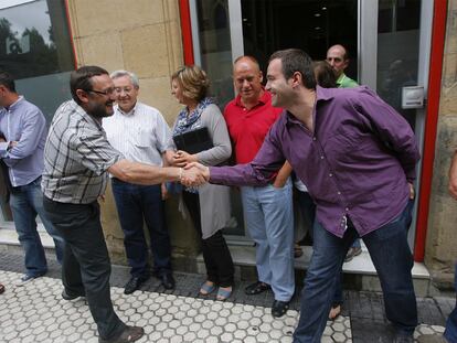 Txelui Moreno (a la izquierda) estrecha la mano de Jon Abril antes del inicio de la reunión en San Sebastián.