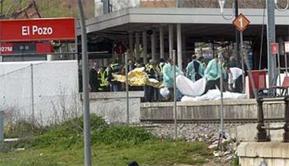 Policías y miembros del Samur trasladaban cadáveres del apeadero del Pozo del Tío Raimundo.