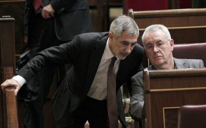 El diputado de IU Gaspar Llamazares (izquierda) conversa con el portavoz del grupo, Cayo Lara, durante la sesión vespertina del debate de investidura.