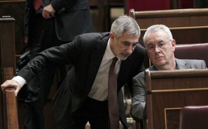 El diputado de IU Gaspar Llamazares (izquierda) conversa con el portavoz del grupo, Cayo Lara, durante la sesi&oacute;n vespertina del debate de investidura.