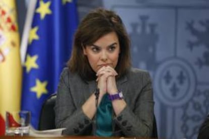 La vicepresidenta del Gobierno, Soraya Sáenz de Santamaría, durante la rueda de prensa posterior al Consejo de ministros celebrado hoy en el Palacio de La Moncloa.