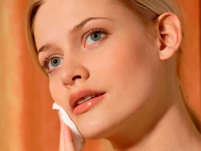 ¿De verdad el agua micelar limpia el rostro?