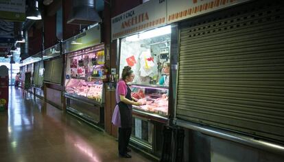 Mercado del Torrent Gornal, donde la mayoría de paradas están cerradas.