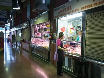 Mercado del Torrent Gornal, donde la mayoría de paradas están cerradas.